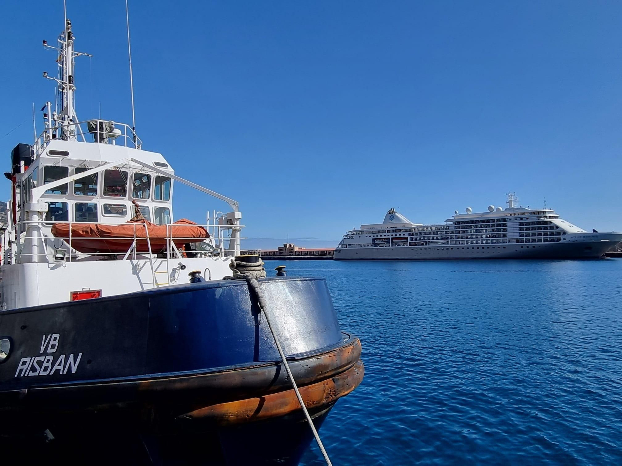 El buque de crucero ‘Silver Whisper’ en el Puerto de Santa Cruz de La Palma este miércoles, 9 de octubre.
