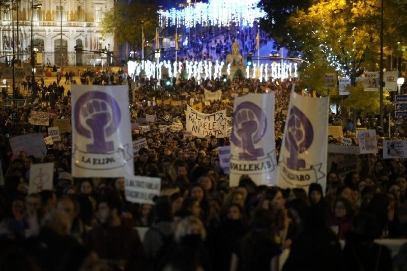 Mujeres manifestándose en la marcha del 25N en Cibeles