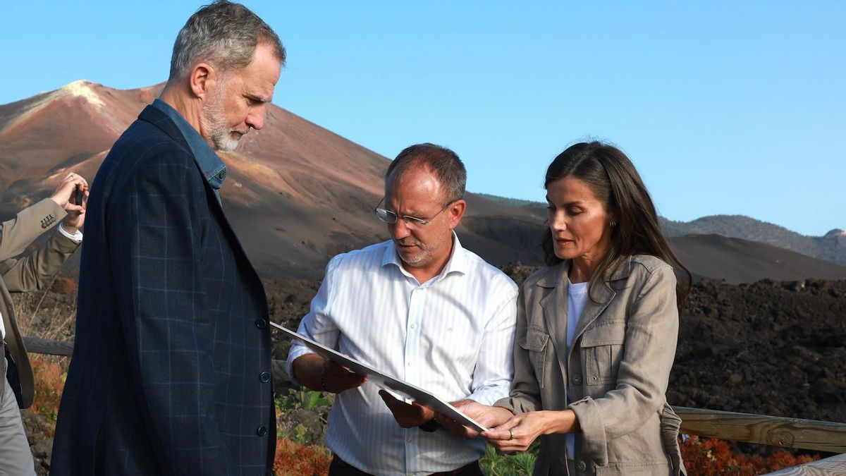 Don Felipe y Doña Letizia con el presidente del Cabildo, Sergio Rodríguez.