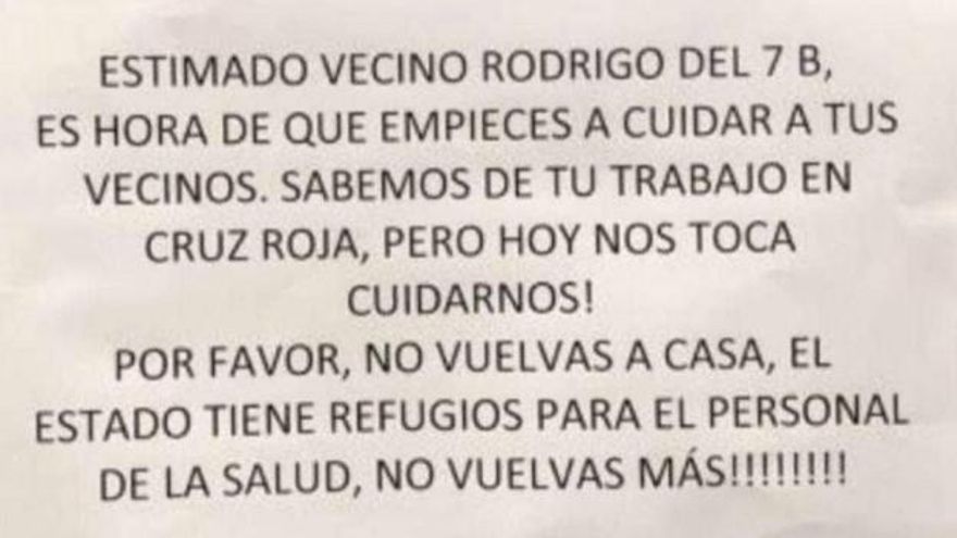 Uno de los carteles colgado en el ascensor de una comunidad de vecinos y difundido en redes sociales.