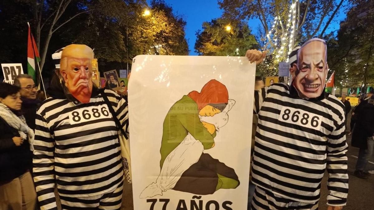 Dois manifestantes vestidos como Donald Trump e Benjamin Netanyahu durante uma manifestação.
