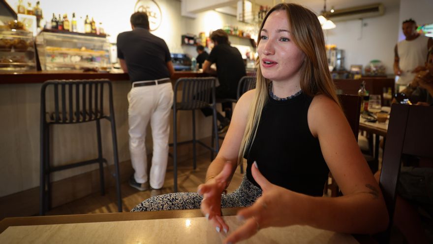 La joven atiende a elDiario.es en un bar de Sant Rafel