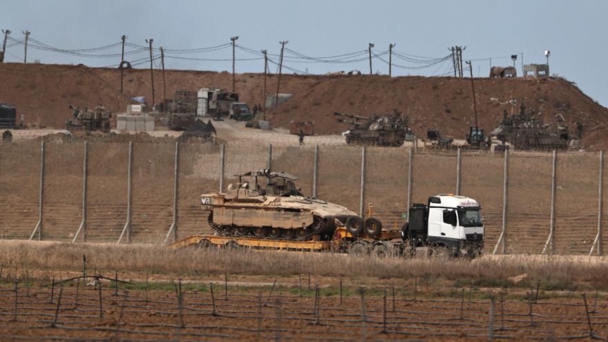 Un camión militar israelí transporta vehículos blindados de transporte de tropas abandona la Franja de Gaza tras el anuncio de Trump sobre el acuerdo entre Israel y Hamás sobre la primera fase de un plan de paz para Gaza, el 9 de octubre de 2025.