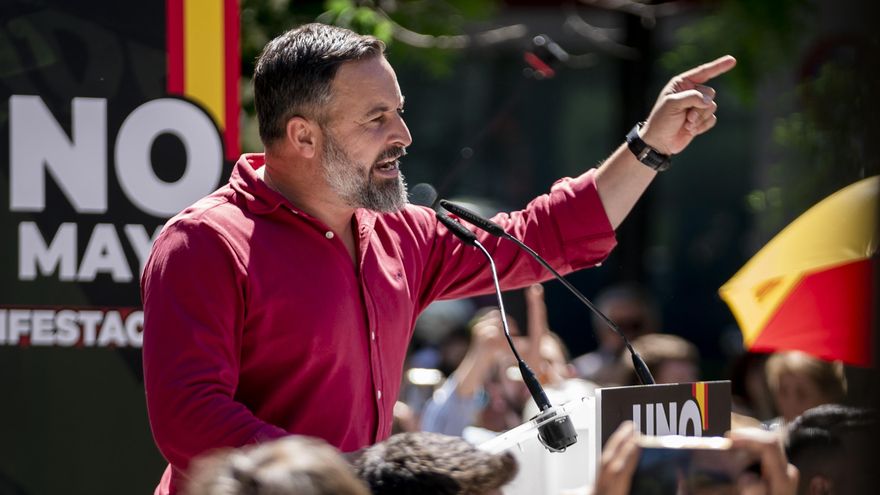 El líder de VOX, Santiago Abascal, durante un mitin de VOX y Solidaridad por el Día Internacional del Trabajador, en la Plaza de Chamberí, a 1 de mayo de 2023, en Madrid (España). El sindicato Solidaridad y Vox han celebrado un mitin, alternativo a la de