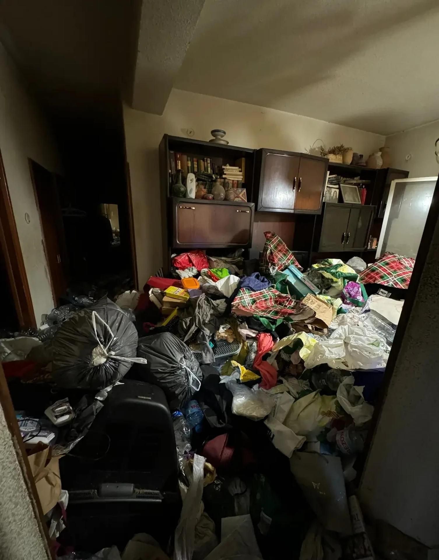 Un dels habitatges on Juan José Salvá i el seu pare han recollit grans quantitats d'estris i deixalles acumulades durant anys