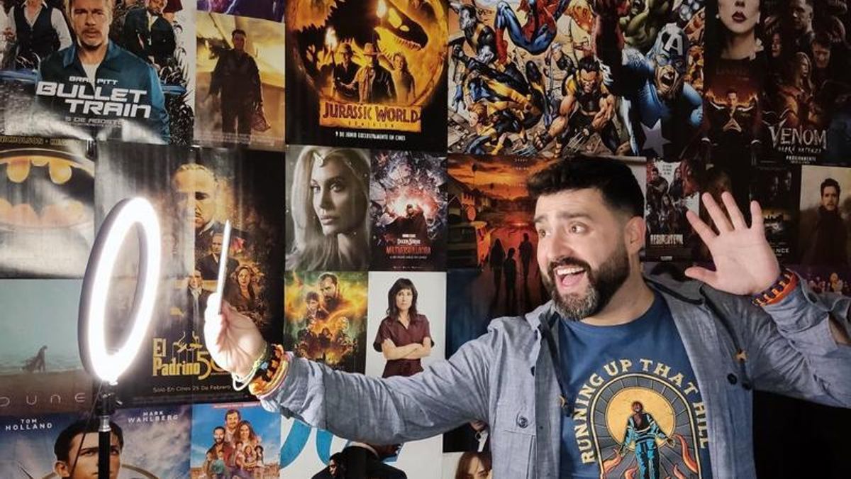 El periodista Diego Merayo acaba de publicar el libro '¡Esto da para una serie! Más de 900 ficciones televisivas para el recuerdo'.