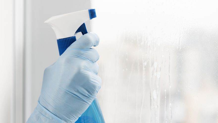 Cómo quitar bien las pegatinas de los cristales o muebles nuevos: cinco trucos efectivos para no dejar rastro