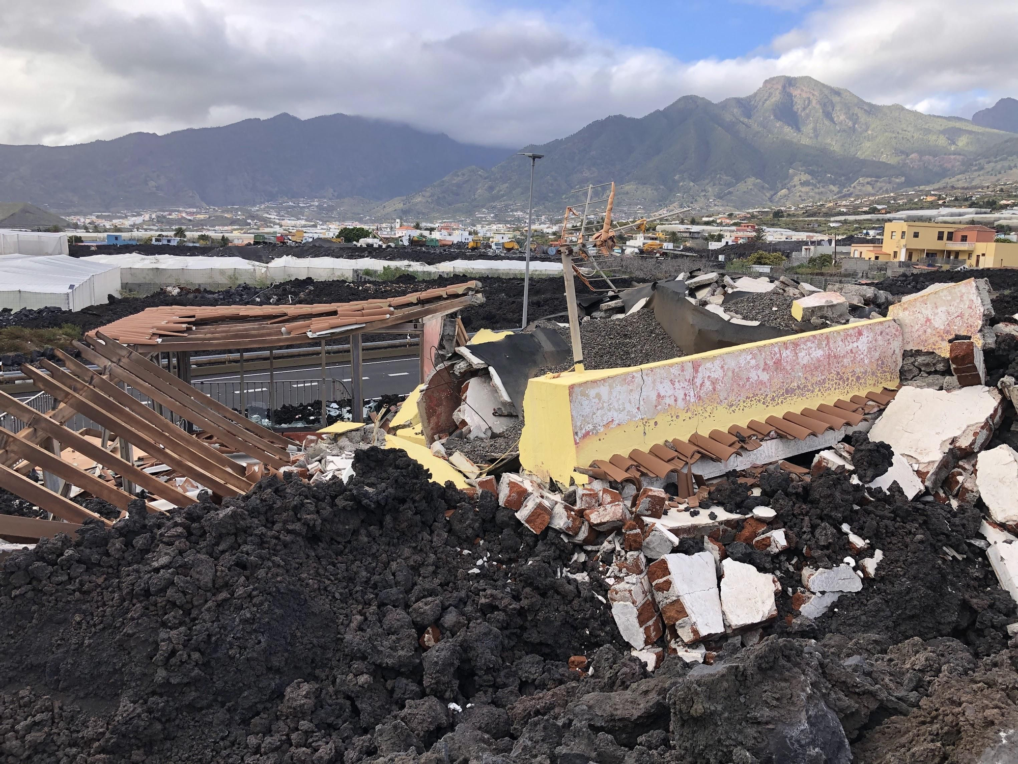 Restos de casas en mitad de las coladas de lava.