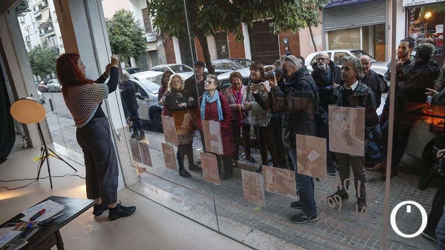 La vida del barrio en un escaparate