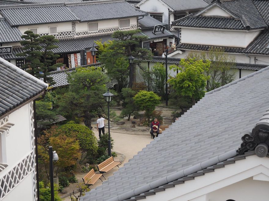 Casas con tejados de cerámica gris en el centro histórico de Kurashiki.