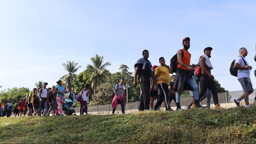 Nuevo grupo de 400 migrantes parte del sur de México para exigir permisos