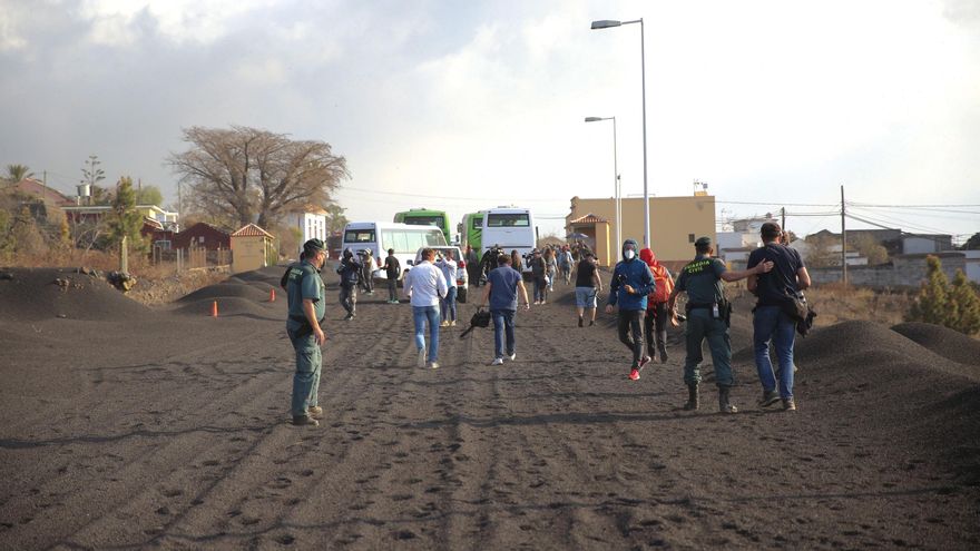 La Guardia Civil desaloja a los periodistas de Las Manchas por la fuerte lluvia de cenizas