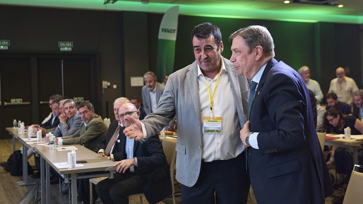 A la derecha, el ministro de Agricultura, Luis Planas; junto al secretario general de COAG, Andrés Góngora, durante la asamblea de la organización agraria.