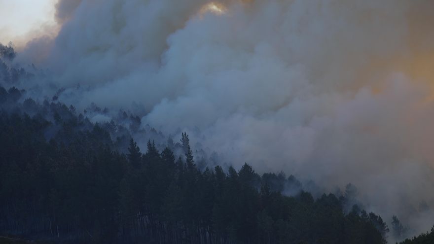 Los ocho incendios que quedan sin extinguir en Galicia siguen controlados