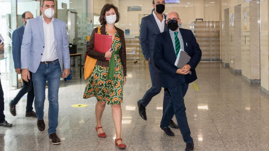 El consejero de Sanidad de Cantabria, la directora general de Salud Pública y los alcaldes de Torrelavega y Santoña.