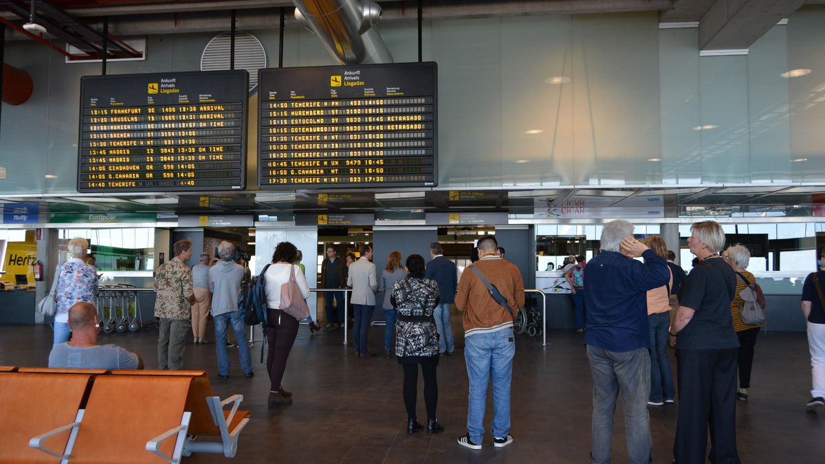 Pasajeros en la terminal del aeropuerto de La Palma.