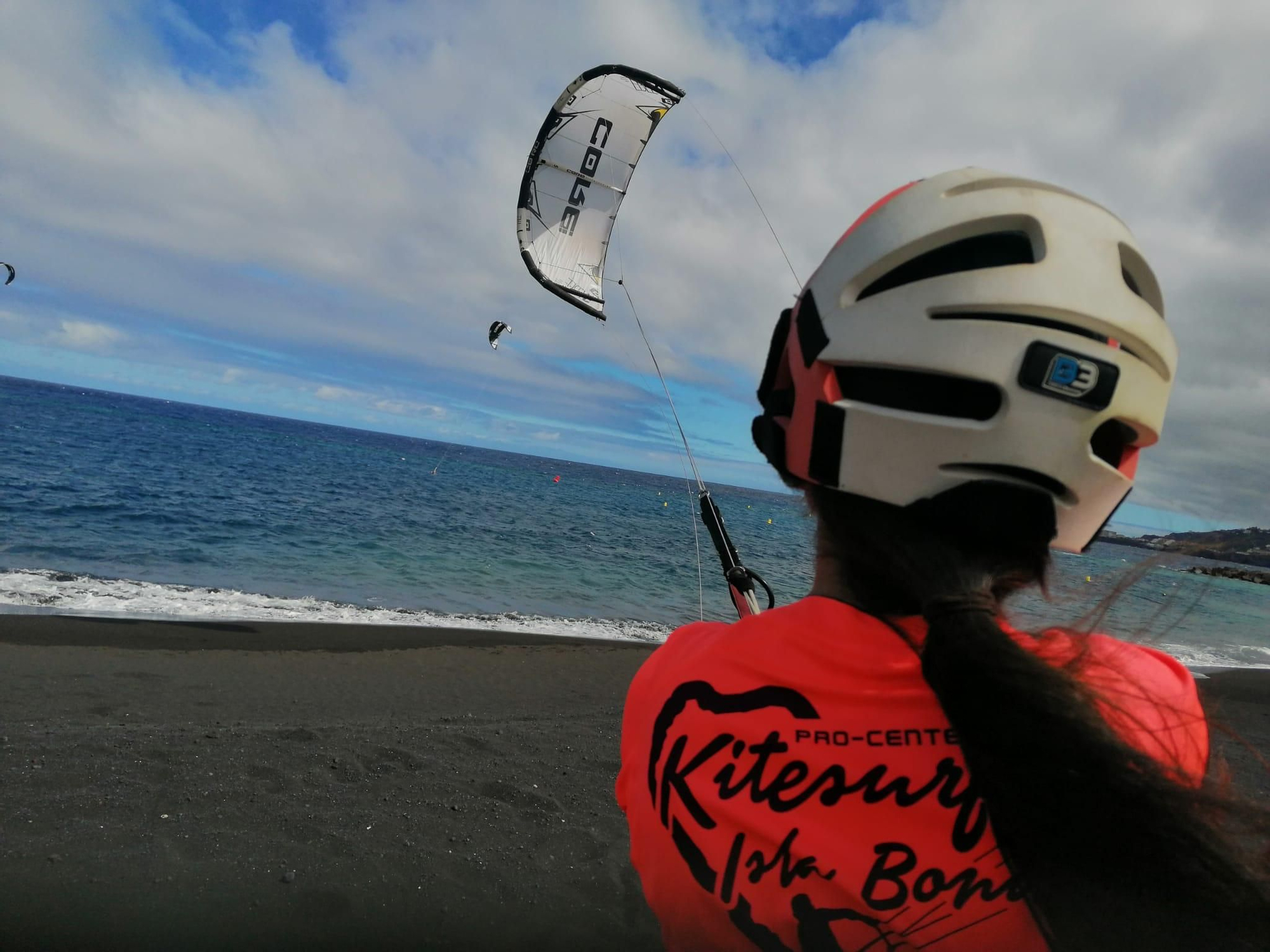 Práctica de kitesurf en la playa de Santa Cruz de La Palma.