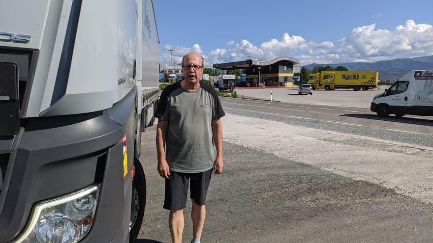 El transportista Silverio Alba, con su camión al pie de la N-VI a su paso por Ponferrada.