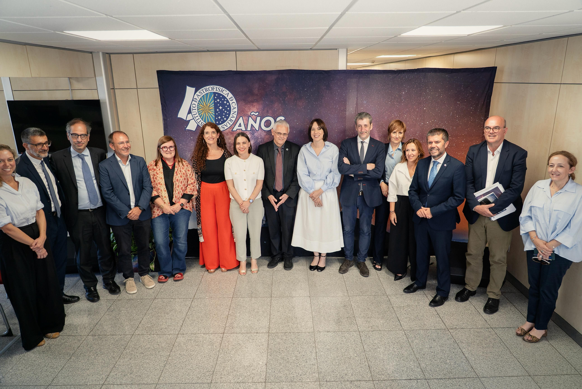 La ministra Diana Morant junto a la consejera de Ciencia del Gobierno de Canarias, Migdalia Machín; y el resto del Consejo Rector del IAC tras la reunión mantenida hoy en La Palma.