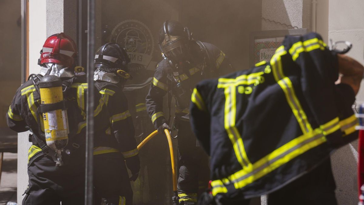Efectivos acceden al edificio semiderrumbado después de una explosión de gas en Carabnchel