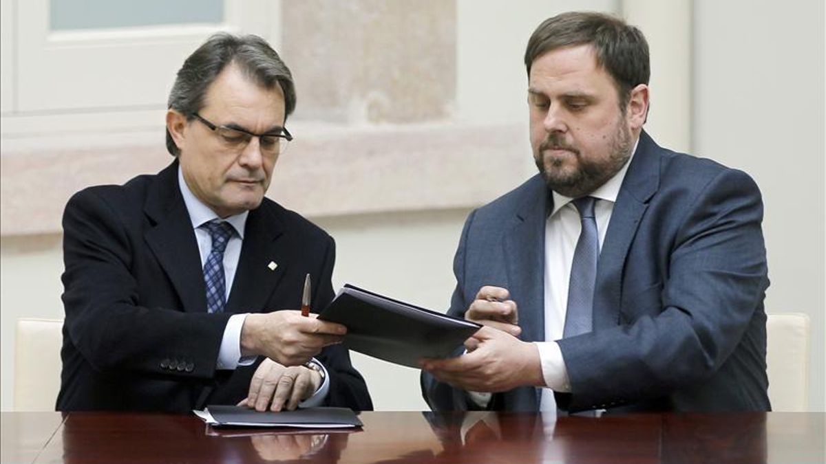 Artur Mas y Oriol Junqueras firman el acuerdo de gobernabilidad (EFE)