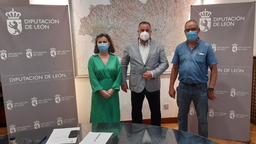 Reunión entre el Ayuntamiento de Benavides y la Diputación de León, en el Palacio de los Guzmanes