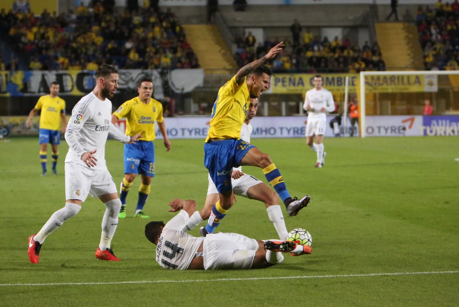 Imágenes del partido entre la UD Las Palmas y el Real Madrid en el Estadio de Gran Canaria. (Alejandro Ramos).