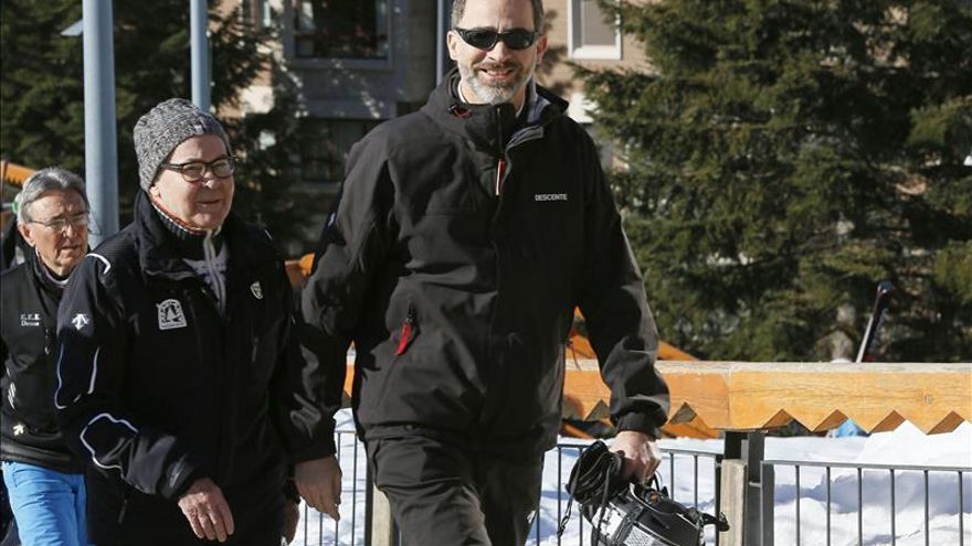 El rey Felipe aprovecha el buen tiempo para esquiar en Baqueira (Lleida)