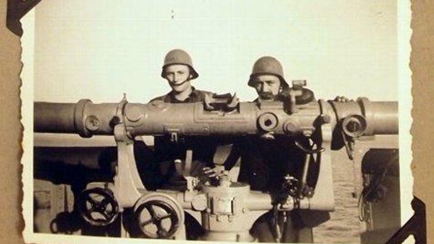 José Pallarés Torres (derecha) en el telémetro alemán del minador 'Vulcano', el mismo día del embarrancamiento del destructor republicano 'José Luis Díez' en Gibraltar. Archivo Banca Fernández-Llamazares.