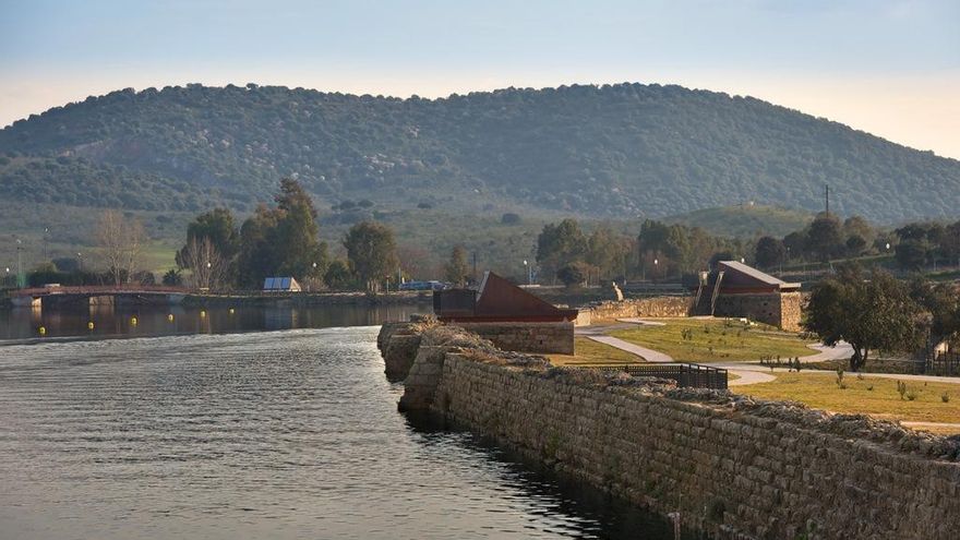El histórico embalse construido por la ingeniería civil romana y que ahora es una playa de agua dulce a pocos minutos de Mérida