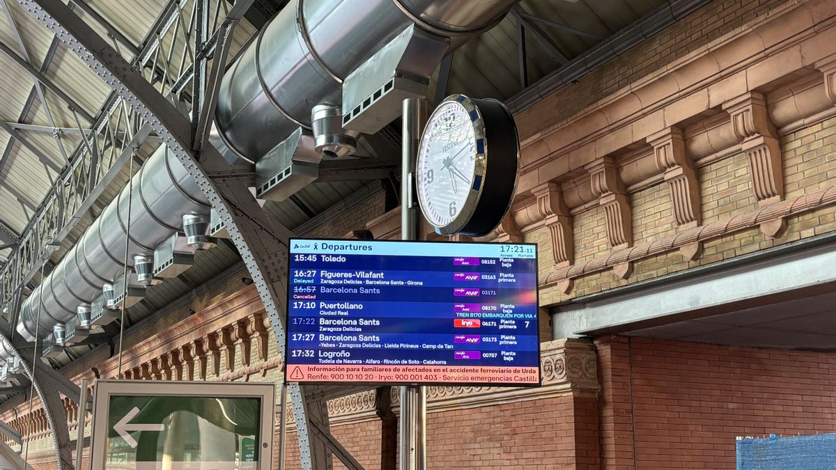 Pantalla informativa de salidas en Atocha, que indica cancelaciones, retrasos y modificaciones.
