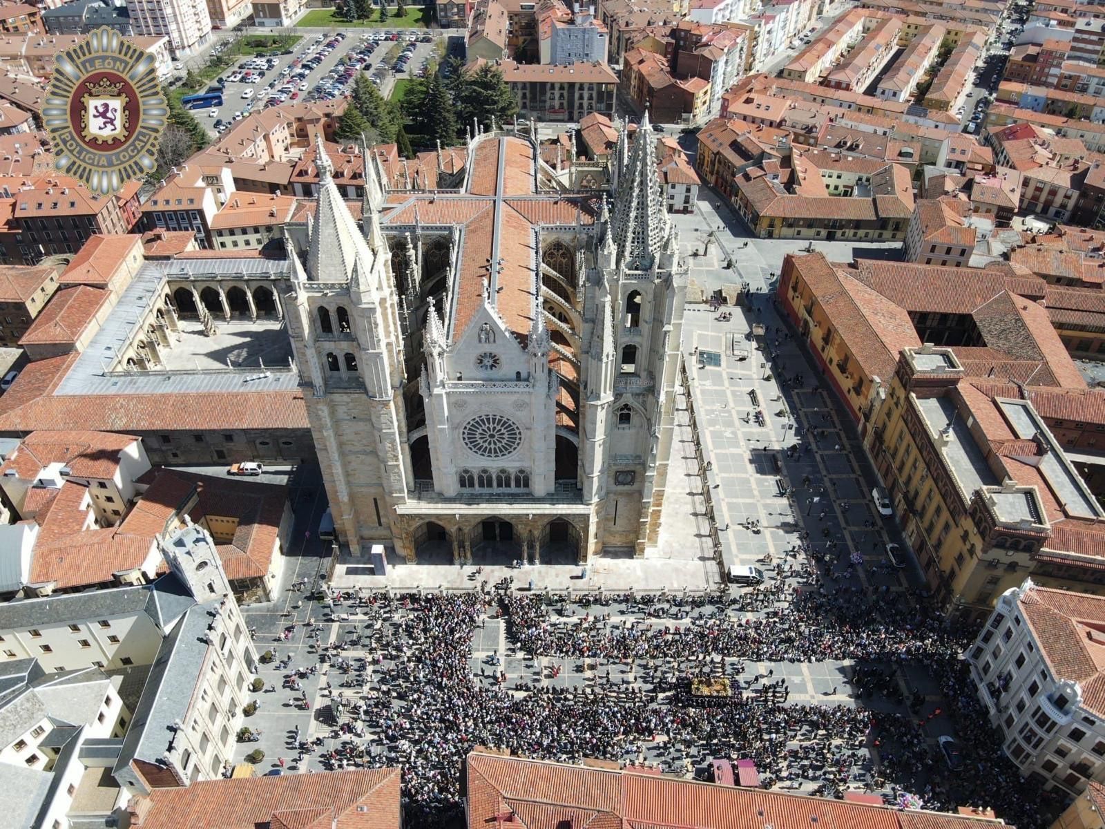 Una procesión de Las Palmas en León bajo el sol y en imágenes