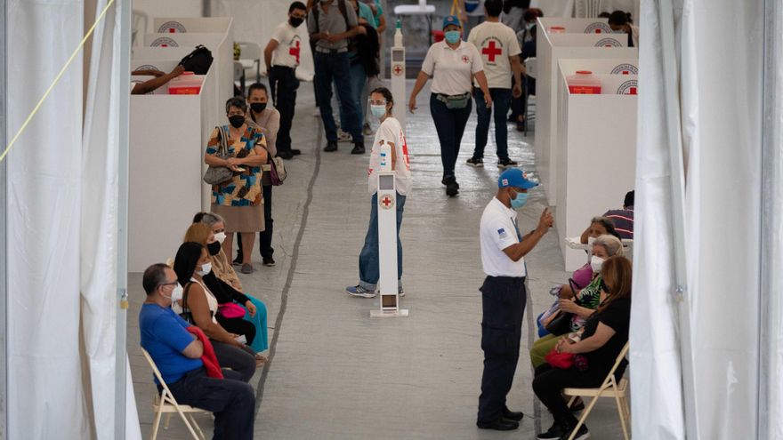 Fotografía de archivo de personas en un centro de vacunación en Caracas, Venezuela. EFE/RAYNER PEÑA R.