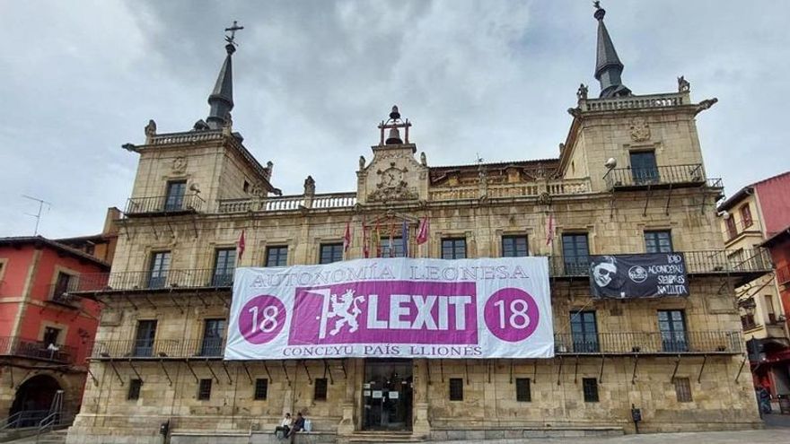 Junta Electoral ordena quitar la pancarta gigante de 'Lexit' de la Plaza Mayor de León