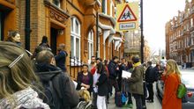 Consulado de Londres, sábado 18 de abril, colas para rogar el voto. Fuente: MareaGranate.