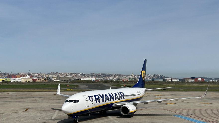 Archivo - Avión Ryanair en aeropuerto Seve Ballesteros de Santander.