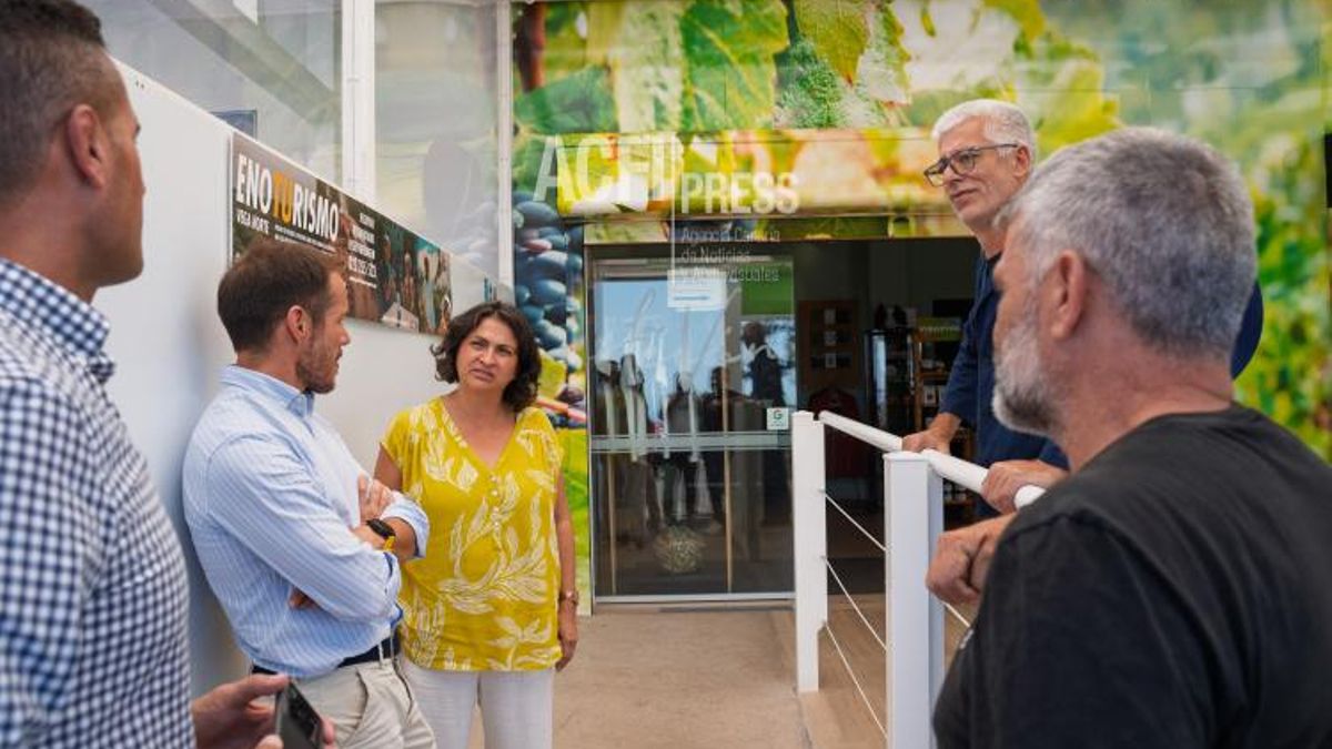 Visita del consejero de Transición Ecológica y Energía del Gobierno de Canarias, Mariano Zapata, a las instalaciones de la bodega Vega Norte, en el municipio de Tijarafe.