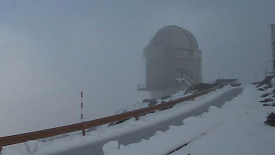 Entorno del Telescopio Óptico Nórdico (NOT por su siglas en inglés), en el Observatorio del Roque de Los Muchachos, en las cumbres de La Villa de Garafía, en la mañana de este sábado, nevado.