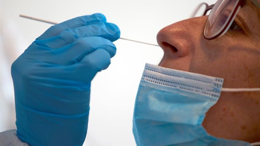 Una sanitaria realiza una PCR