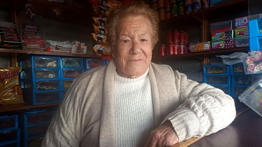 Carmen, 'la del Carrito': 87 años, 73 trabajando y aún fiel a su cita diaria con las golosinas, los clientes y la vida en una esquina mítica de La Orotava