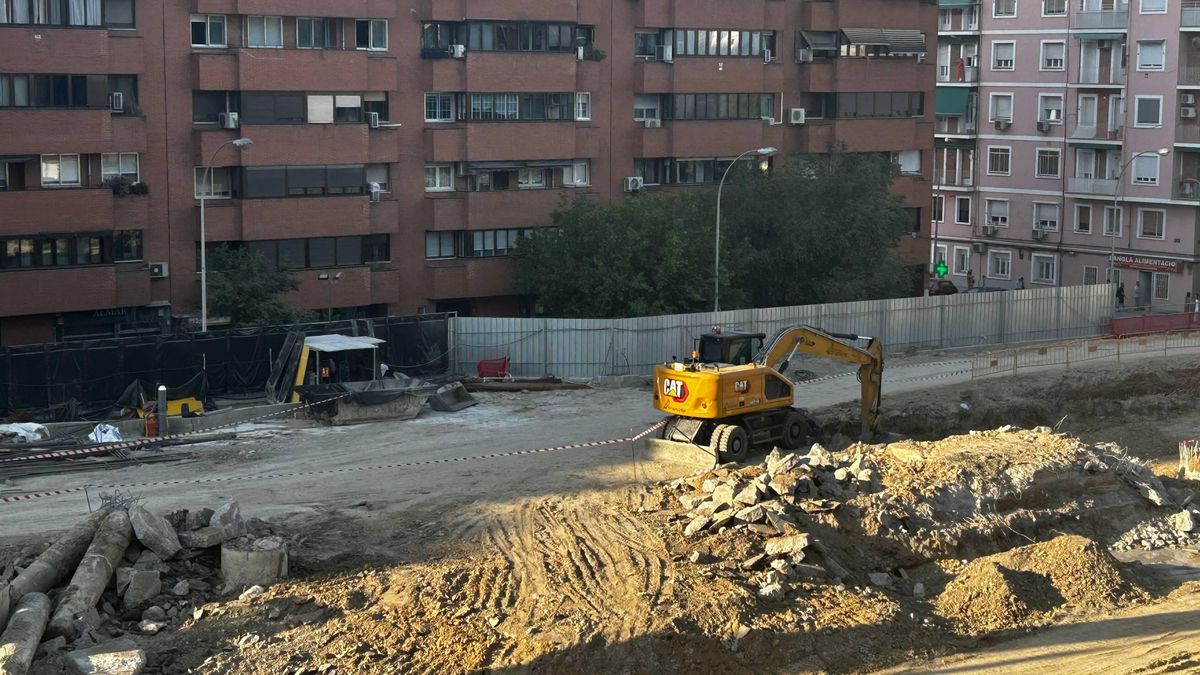 Una de las excavadoras de las obras del intercambiador de Conde de Casal