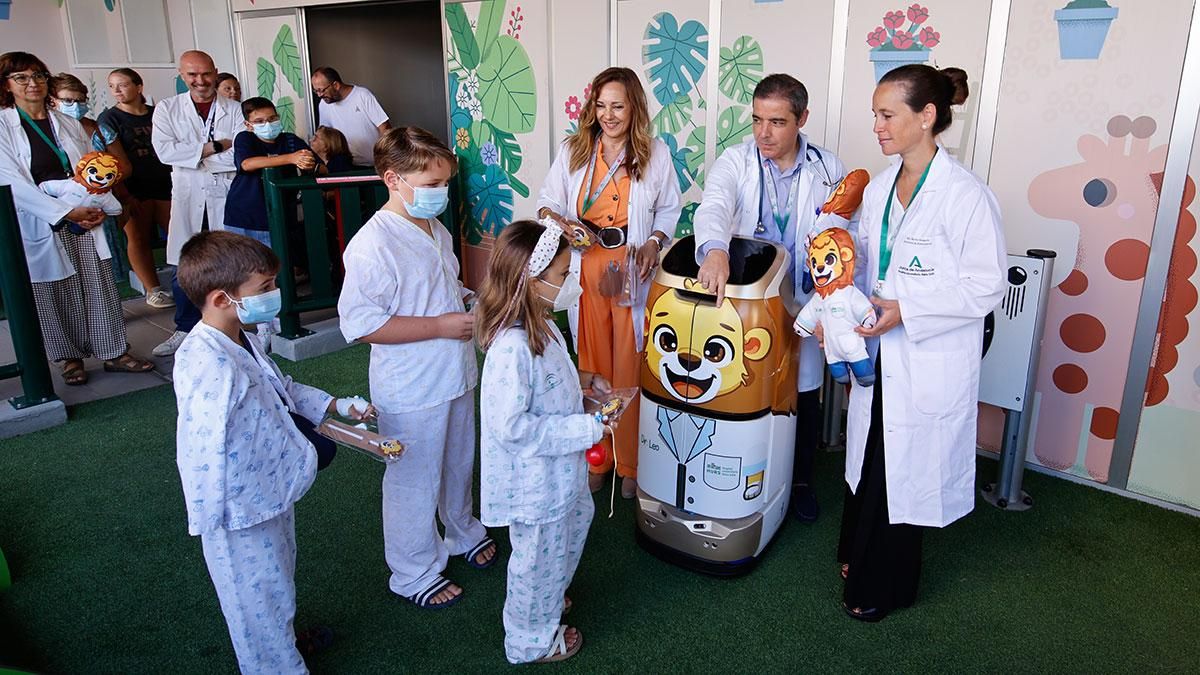 El Hospital Reina Sofía presenta la nueva mascota robot Doctor Leo