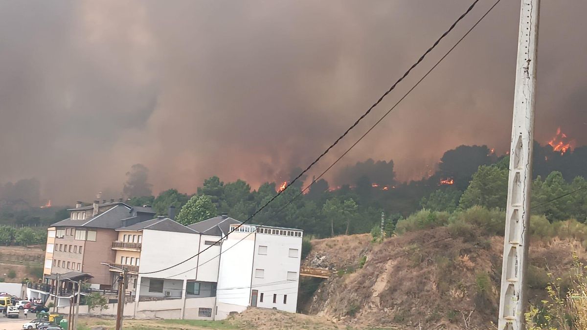 Las llamas se acercan a la residencia de ancianos de Os Pinos, en A Rúa.