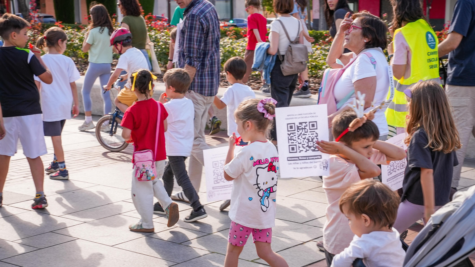 Ruta de familias CEIP Hernán Ruiz у CEIP López Diéguez para reclamar más líneas educativas en ambos centros