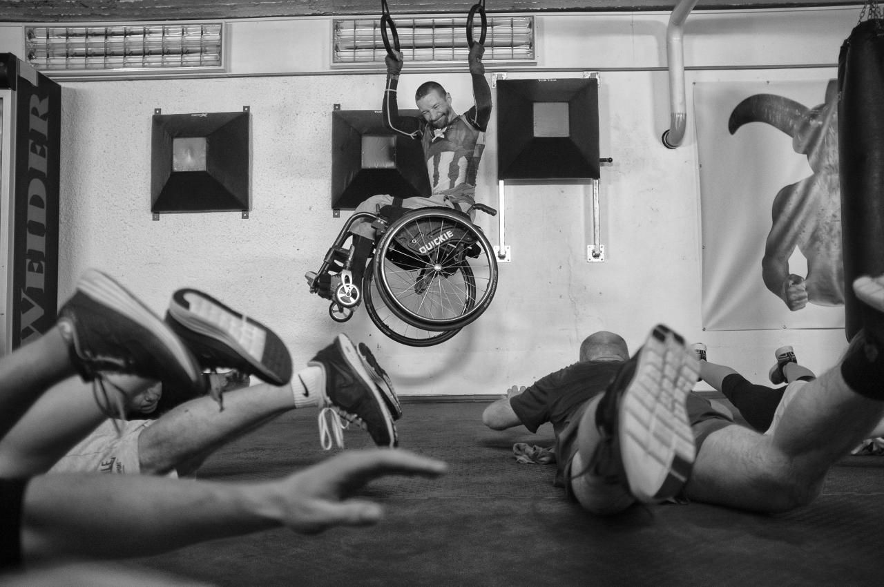 © Michael Hanke. 'Never Saw Him Cry', serie ganadora del segundo premio en la categoría 'Deportes'. Zdenĕk Šafránek es el capitán del equipo de la República Checa para hockey sobre hielo, y ha participado en tres Juegos Paralímpicos. Ha estado en una silla de ruedas desde que sufrió un accidente de trabajo en un taller de reparación de automóviles en 2003.