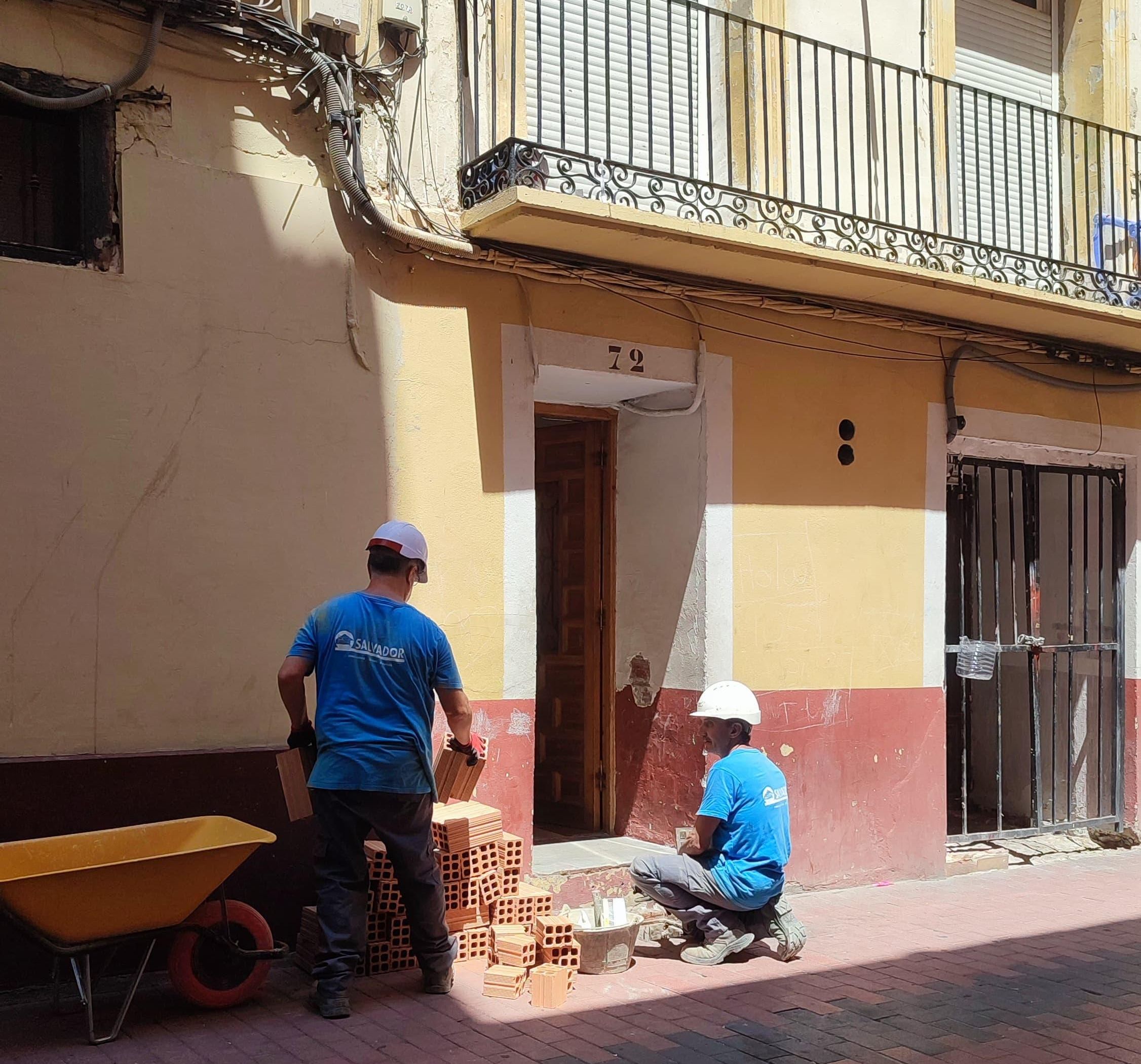 Trabajadores tapiando la entrada al edificio Pignatelli 72