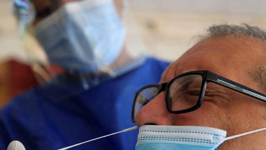 Un hombre se realiza una prueba para detectar la covid-19 ayer, en Cartagena (Colombia). EFE/Ricardo Maldonado Rozo