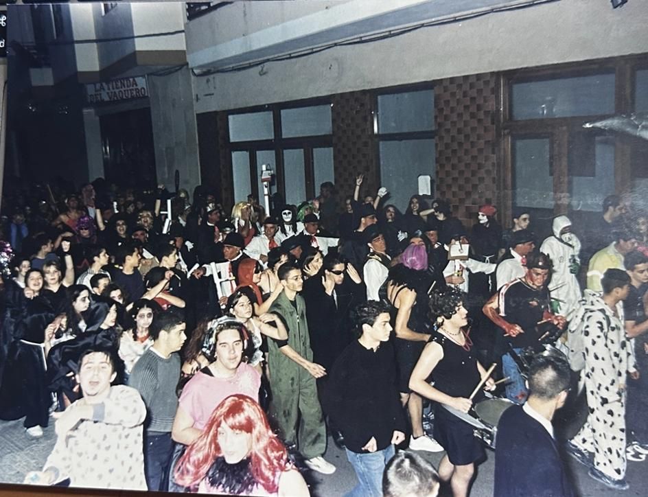 Charanga "El Desastre" por la Calle Príncipe Felipe y el público asistente.