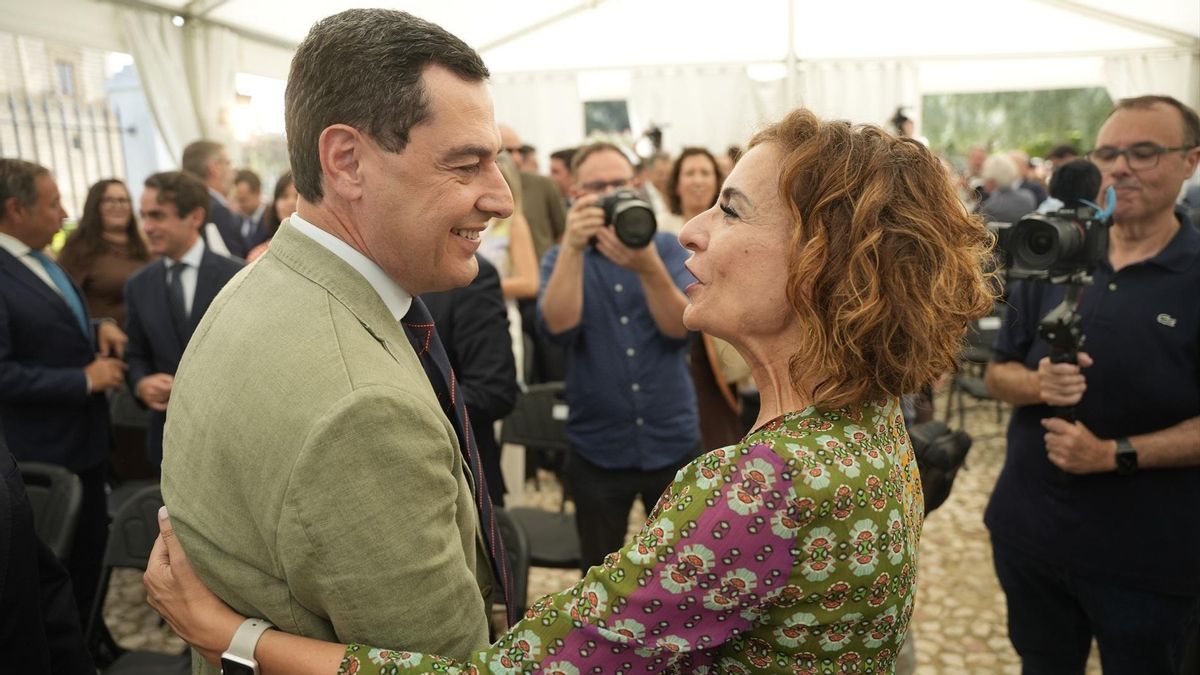 Moreno y Montero se saludan en un reciente acto en Sevilla.