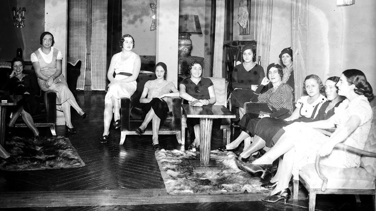 Integrantes del Lyceum Club Femenino en el salón de tertulias, Madrid, 11 de diciembre de 1932.